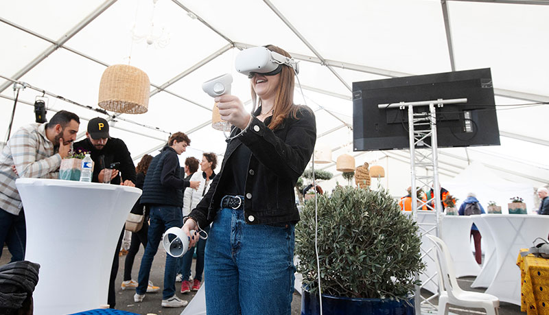 Le stand de réalité virtuelle a rencontré un franc succès. Équipés de casques, les visiteurs ont pu participer à des expériences à sensation ou jouer à deux.