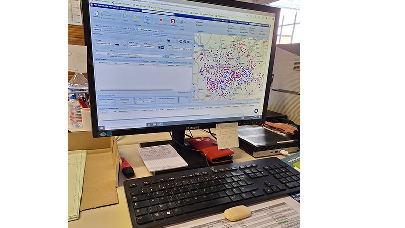 Préparation théorique des tournées. La première étape s’appuie sur l’informatique pour visualiser les communes où il reste des semences à livrer.