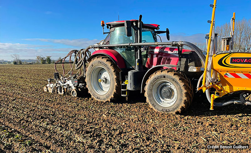 La terre fine créée par le passage du vibro permet au strip till de travailler dans de bonnes conditions de surface.