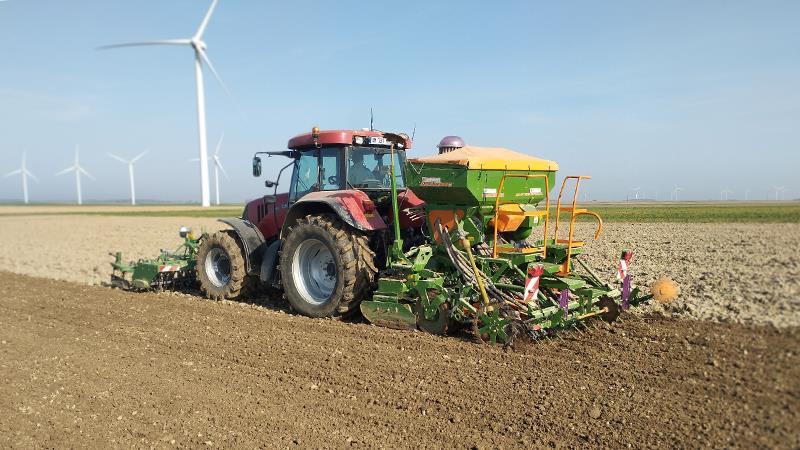 Semis de féveroles le 6 mars sur un sol ressuyé avec une densité de 40 grains/m² en limon. Les densités peuvent monter jusqu’à 45 à 50 grains/m² dans les terres plus argileuses ou hétérogènes.