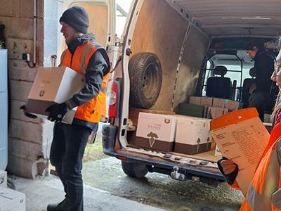 Chaque matin, chargement avec un dernier contrôle des fourgons pour livrer les planteurs.