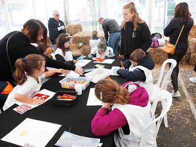 Animations pour les enfants pendant que les parents visitent les usines.