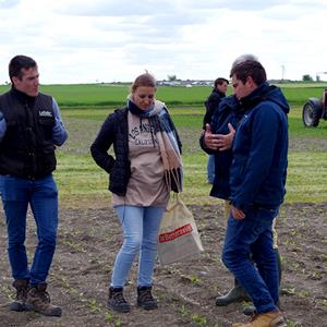 Clément Bunias, ingénieur apprenti, Clotilde Da Piedade et Jean-Baptiste Leroy, inspecteurs de culture.